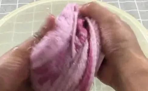 洗涤剂|不要用毛巾脏洗涤剂洗,教你一个漂亮的把戏,把脏毛巾全部洗干净,就像新的一样