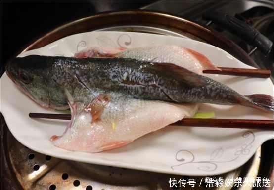蒸锅|做清蒸鱼时,放生抽还是放蒸鱼豉油都不对!大厨教你正确做法