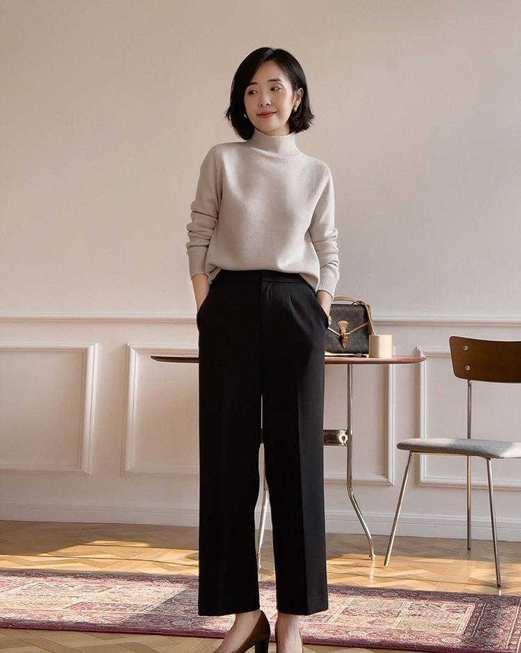 搭配 秋冬衣服别乱买，常备“高领衫”，搭配大衣、羽绒服都洋气