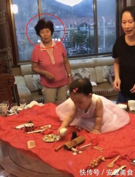 女娃|女娃周岁宴上抓周，一把抓住''这东西'',奶奶变脸，妈妈捂脸没眼看