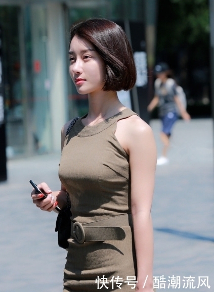  难以|高挑美女搭配修身连衣裙，气质逼人，一般女性难以媲美！