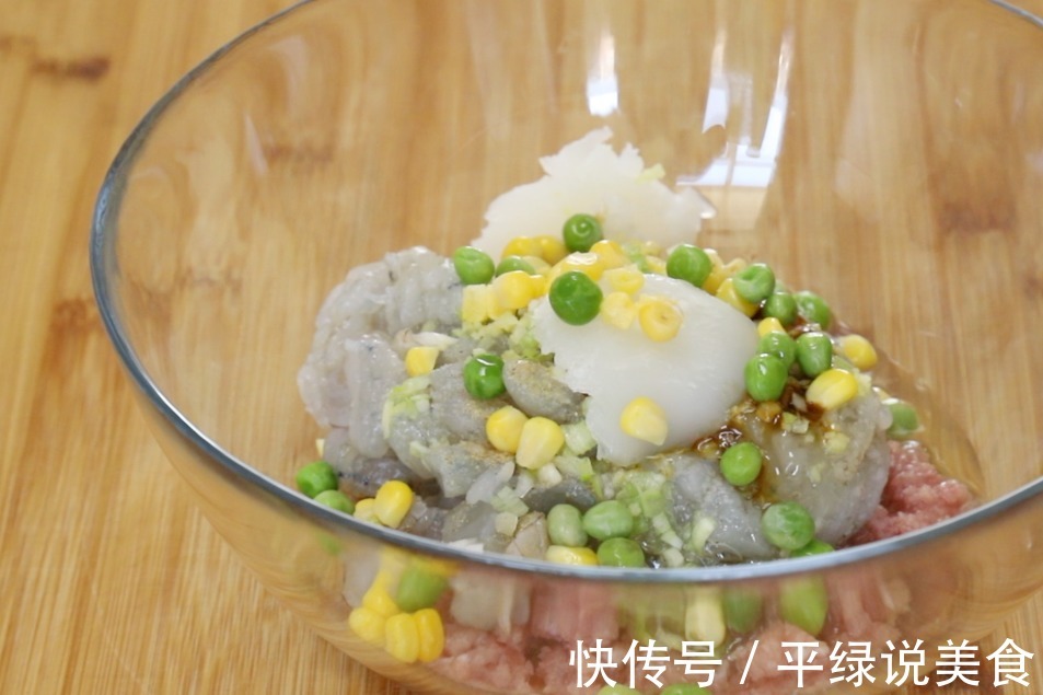 做水晶鲜虾包时,切记不要直接和面,多加这一步,面皮不裂还筋道