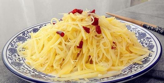 炒土豆丝，学会这三招，土豆丝爽脆不粘锅，很多人还不知道