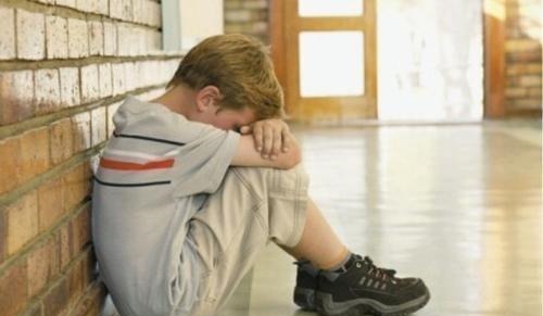 宝妈|7岁男孩穿破衣被嘲笑,老师约见家长,却发现爸爸一身名牌