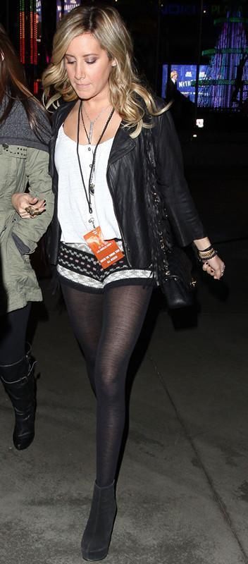 图1超薄黑丝！图2斜肩包臀裙，图3露脐装配拖鞋吗？