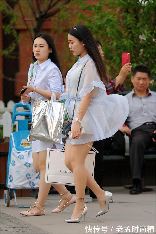 连衣裙 性感丰满街拍:白色连衣裙+银色高跟鞋的美女,衣袂飘飘的小仙女