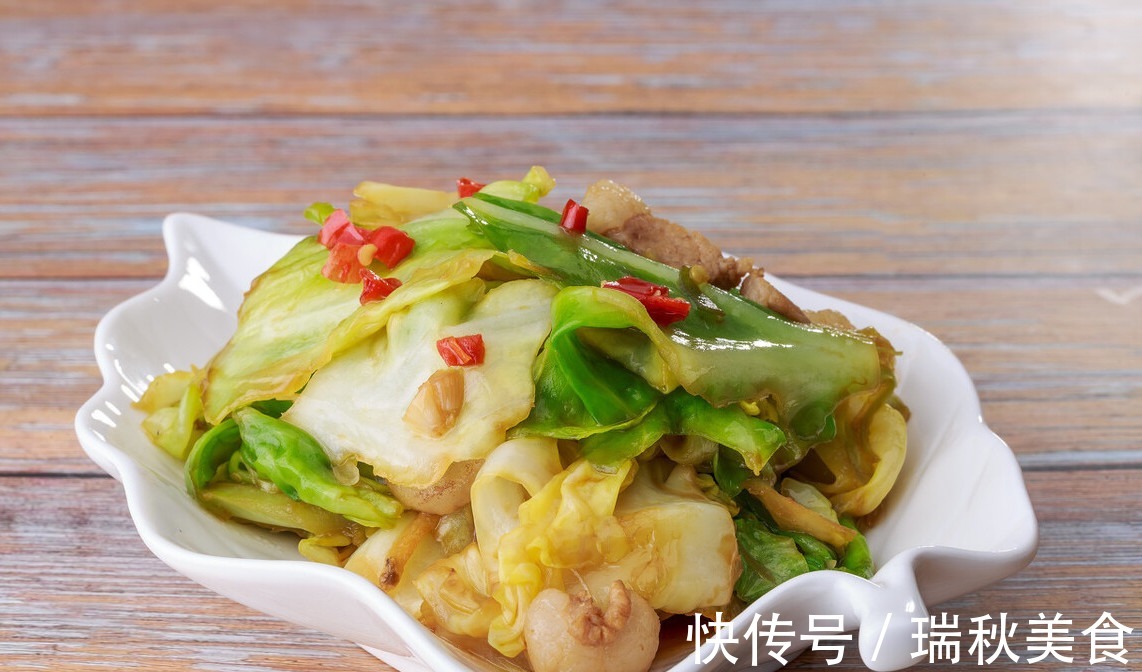 炒包菜|炒包菜时,先焯水还是先过油大厨教你正确做法,包菜又脆又香