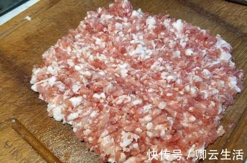 饺子馅想要鲜流油流汁？有人加鸡蛋，有人加油，其实都不全面