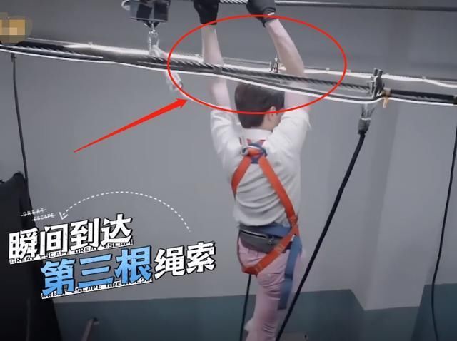 肌肉|邓伦节目悬空过高空索道,看清他手臂的肌肉状态,有无台本很显然