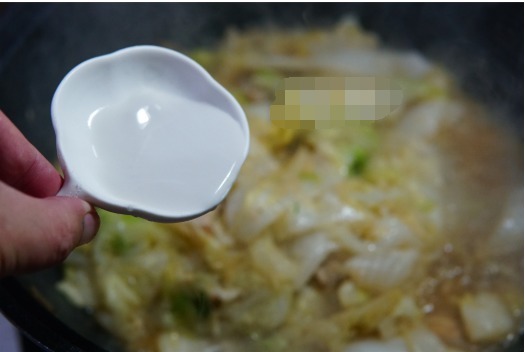 白菜|白菜和它是绝配,冬天这样吃真是太香了,大鱼大肉都不如它!