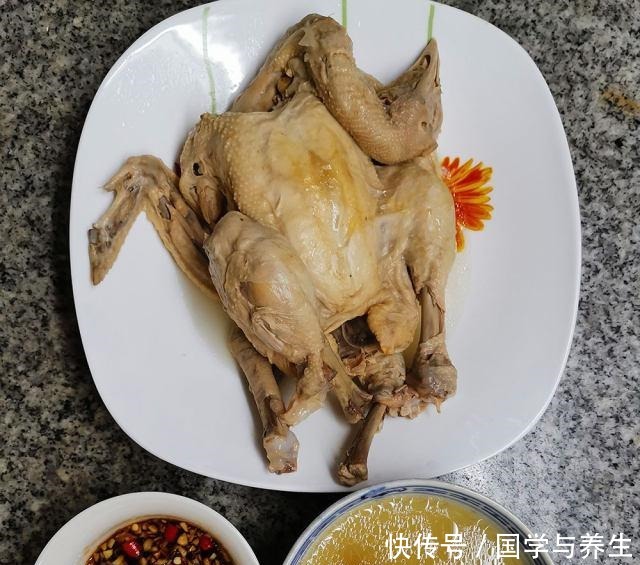 烀整鸡,一鸡两吃,喝汤吃肉,气血双补