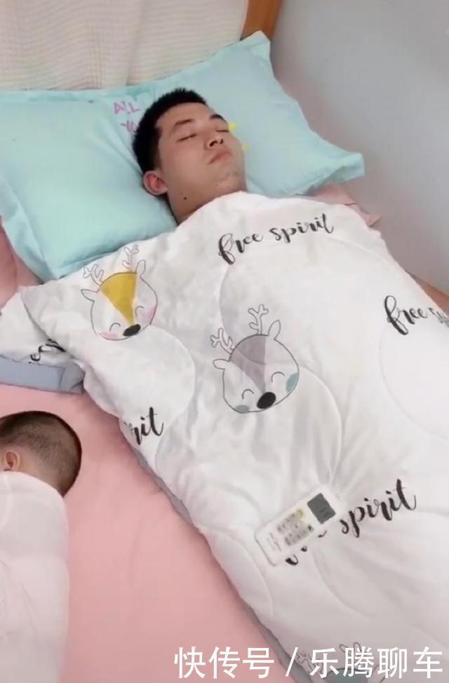 同款|爸爸带孩子睡午觉，一旁的宝宝睡觉姿势，网友笑称同款爸爸