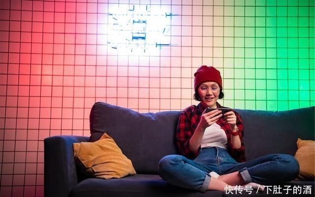 手机|喜欢睡前玩手机的人,这3个危害,或许一个都跑不掉