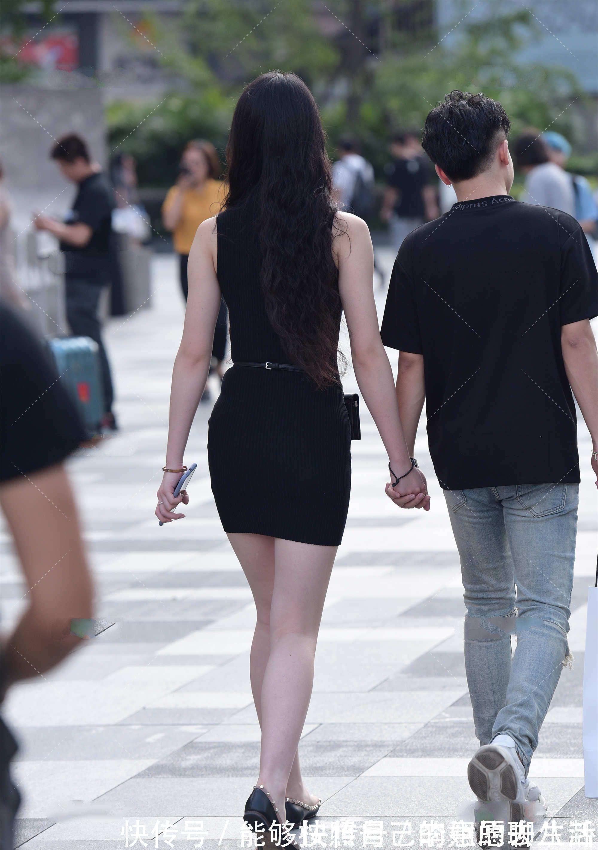 时尚感|时尚流行的腰包,与黑色的修身裙搭在一起,满满的独特感