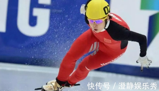 合影|奥运冠军王濛晒近照!一家三口少见合影,满脸笑容与身后妈妈太像
