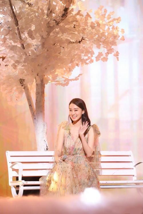 珠宝再贵终须人佩，走过低谷和狼狈总有一件珠宝陪你绽放