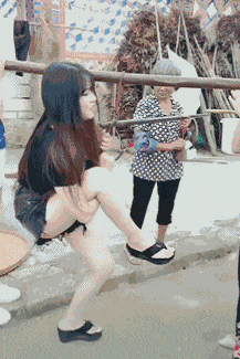 |搞笑GIF:后面的妹子,你怎么不用手推门,看着为你心疼!