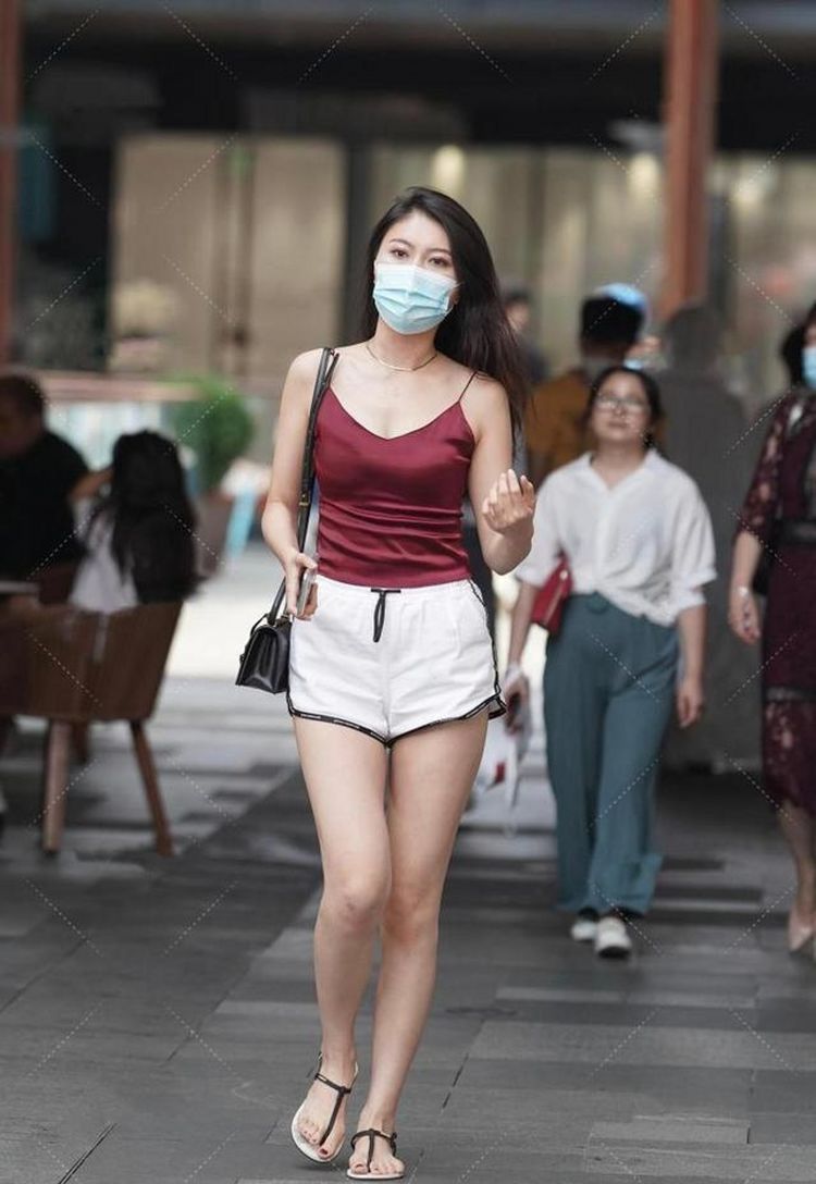 吊带裙|街拍条纹套装女神,搭配气质高跟鞋,在人群中那么显眼