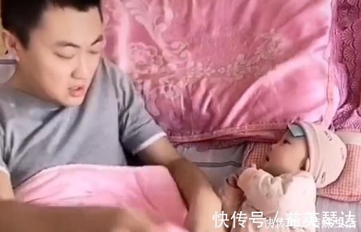 床头柜|宝爸陪娃睡,竟还敢抢宝宝被子,被宝妈一棍吓醒