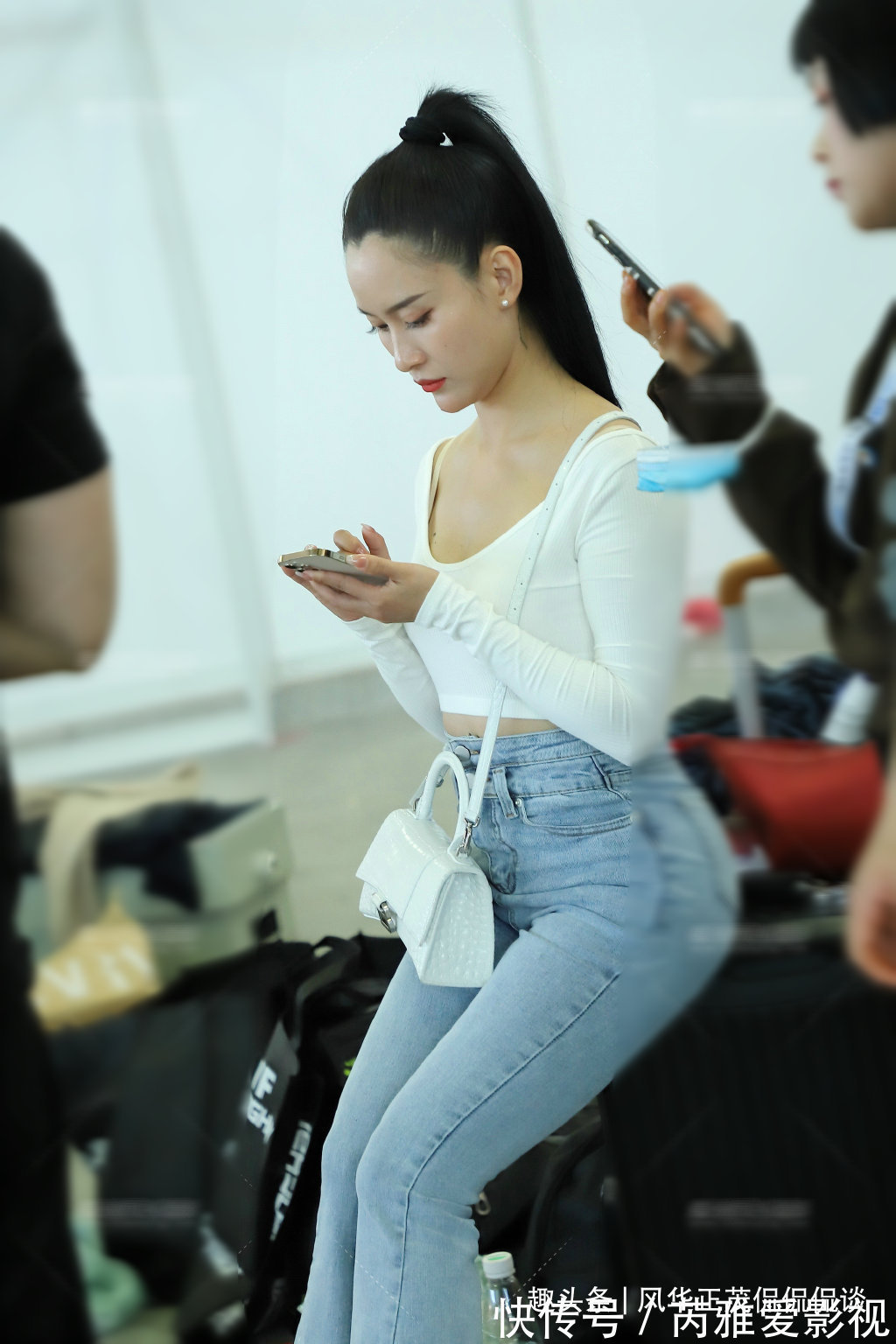 穿搭 时尚的小姐姐街头穿搭,丝滑的白色吊带裙,给人带来时尚感