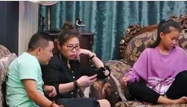 变形计|《变形计》农村妈妈颜值高，富爸爸想要联系方式，妈妈表情好尴尬