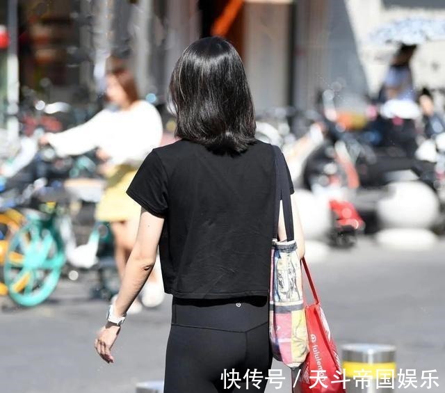 打底裤 “小短裙”该收一收了,如今流行“打底裤+运动鞋”,显瘦还洋气!