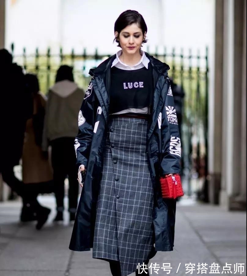 半身裙 “羽绒+半裙”不靠谱?穿了你就知有多美,50岁女人寒冬都能驾驭