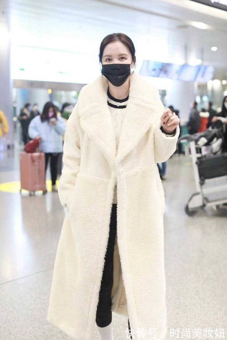羊羔绒 40岁张萌真赶时髦,穿羊羔绒外套配瑜伽裤,比小姑娘还洋气