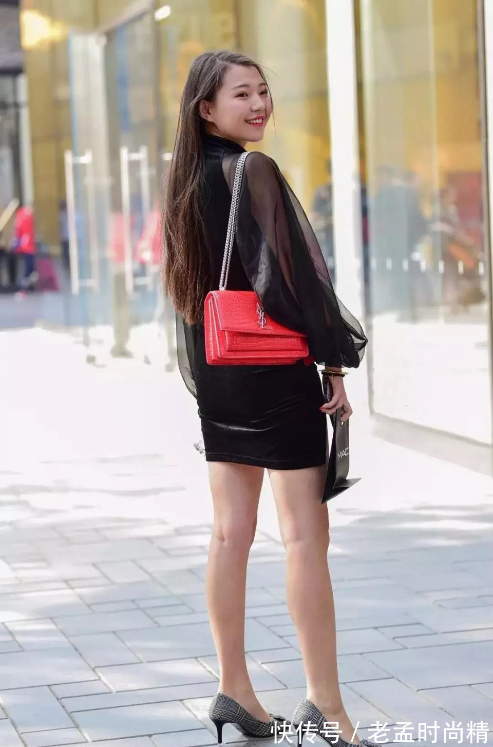 女孩|街拍: 穿黑色紧身包臀短裙的性感靓丽女孩, 甜蜜的笑容气质很优雅