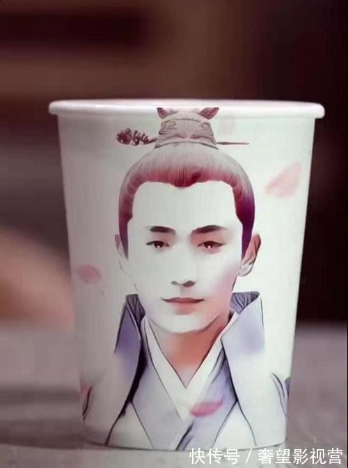 纸杯#美术生在杯子上画“知否”,当倒入水瞬间,网友:居老师挺住!