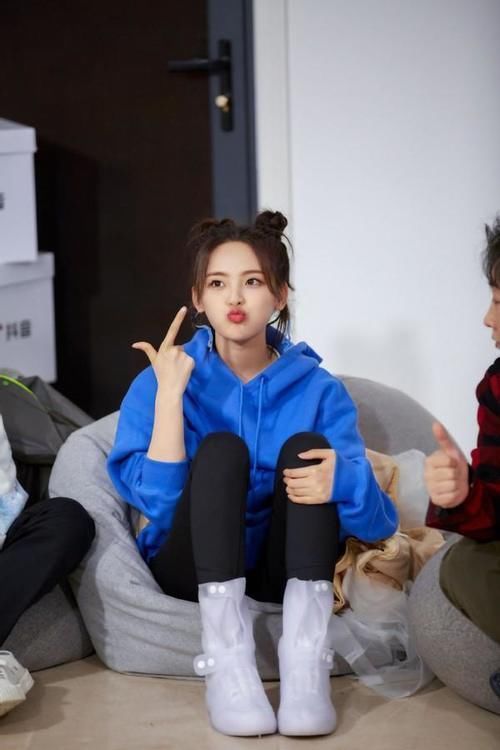 双马尾|女人无论多大年纪,这3款发型都不要留了,又土又俗,招人嫌弃