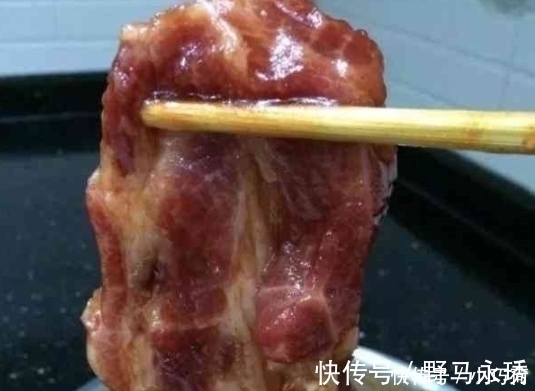 红烧肉|媳妇把整块五花肉放进电饭煲，半个小时后比烤肉还香，家人抢着吃