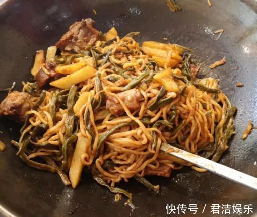 吃了半辈子的面,这吃法头一次见,看着都流口水,出锅被抢光