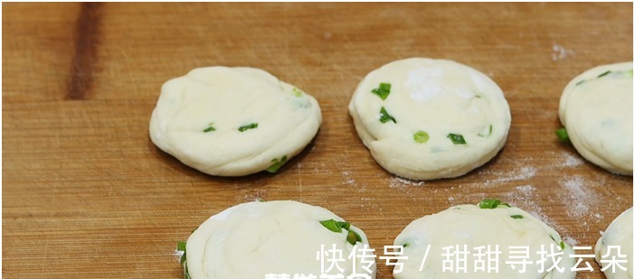葱花饼这么做太香了，无技巧无难度，一卷一拧不用包，外酥里软！