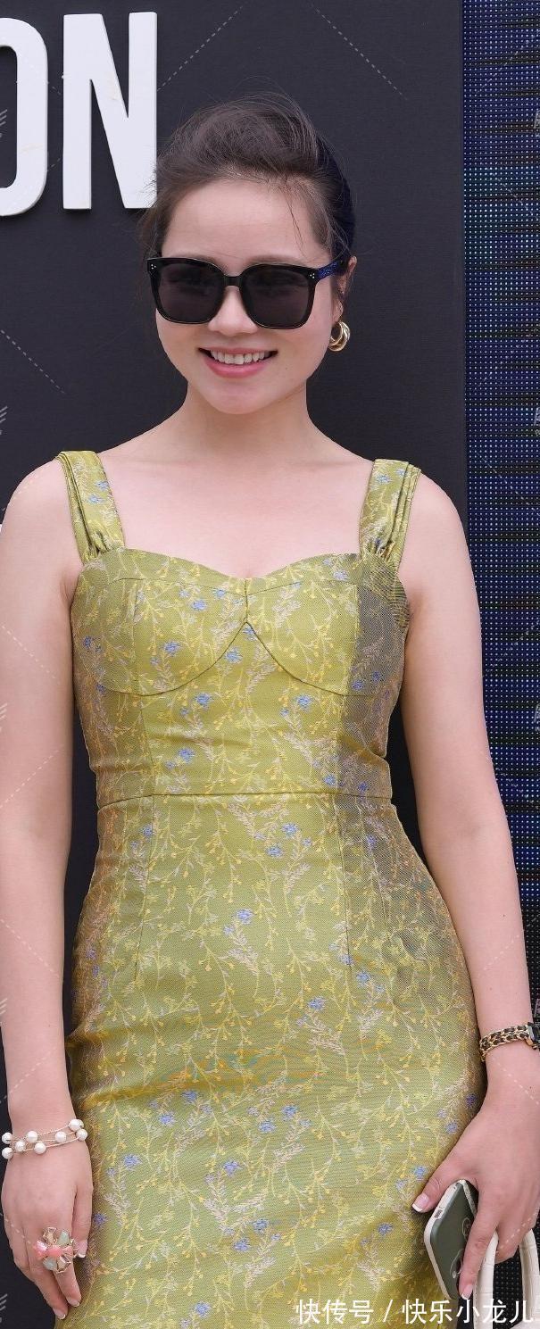 平底 搭配上连衣裙简直就是氧气美女,大方得体又不失体态,简约大气