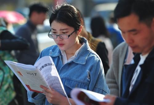 读大学都贵？不同专业差距大，有的专业不仅“省钱”，就业还稳定