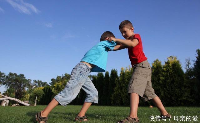 保洁员|男孩在洗手池撒尿，奶奶声称“尿是干净的”，保洁员的回怼真解气