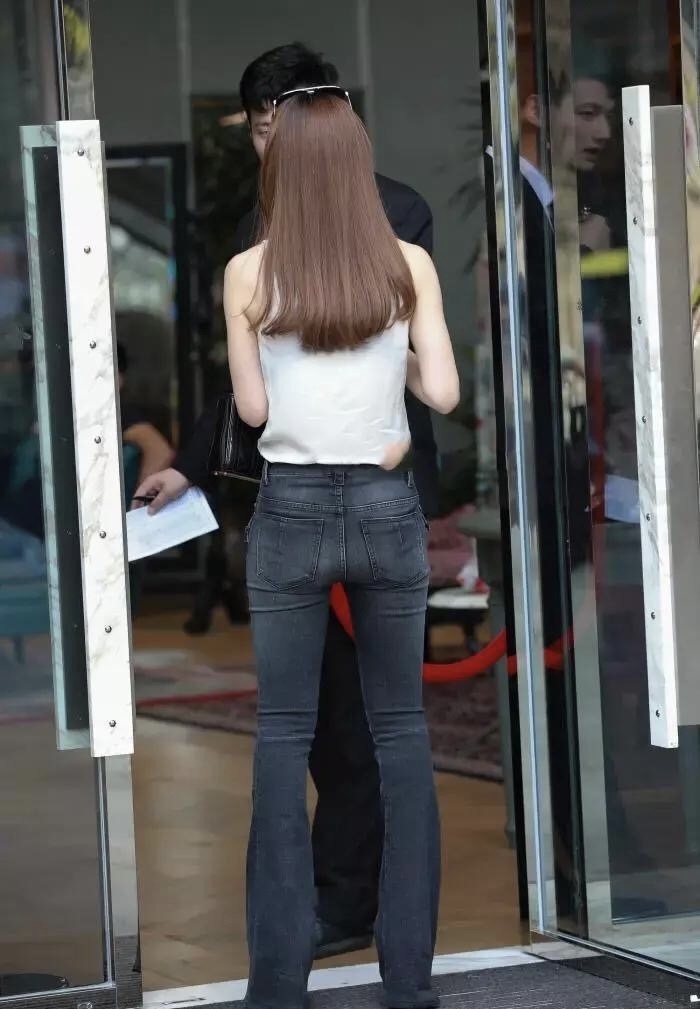 喇叭|北方有佳人,绝世而独立,无袖衬背心配喇叭牛仔裤的个性独立穿搭