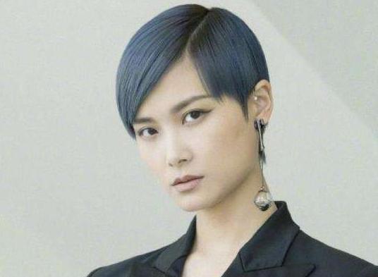 江映蓉|明明同是超女出身,亚军、季军都当导师了,而冠军还在当是选手