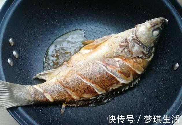 味鲜|炖鱼汤时,不要直接加水炖!大厨教你3招,汤浓味鲜,好喝无腥味