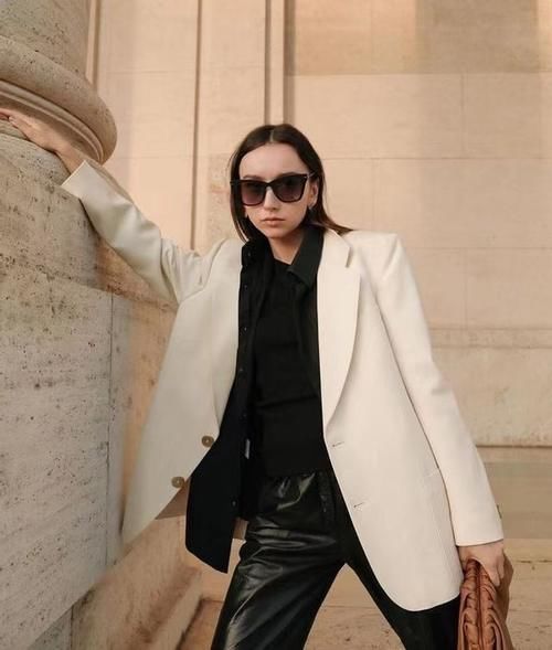 早春别再穿风衣了，2021年流行穿“白色西装”，可优雅可帅气