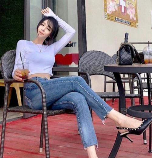 美女穿搭:牛仔裤打底衫彰显女人温柔美,十分别致,时髦少女感觉