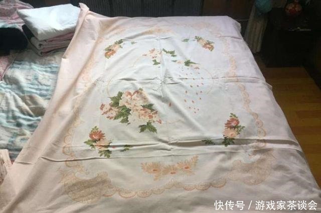 家里这种床单可不要扔了,比古董还要值钱,聪明人一早就知道了