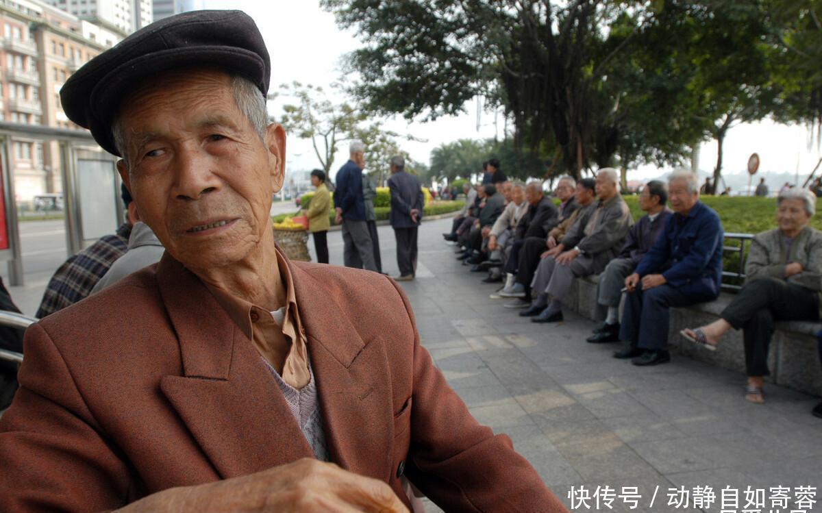 父亲|儿子从名校毕业10年,变成了一个“废物”,60岁父亲哭诉:我错了