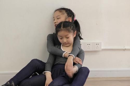 多子|兄弟俩弄坏妈妈化妆品被罚站,之后哥俩的对话,让妈妈忍不住偷笑