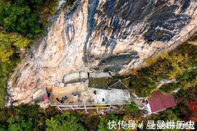 依岩|秦岭发现一“挂”在悬崖上的寺庙，寺内空无一人，何时修建成谜