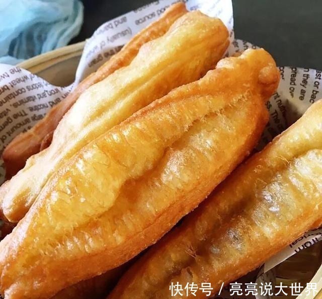 油条|油条店大厨教你炸油条,不放酵母,个个金黄酥脆,凉了也是软乎的