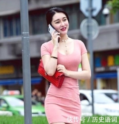 撩人|街拍:小姐姐灿烂的笑容穿红色连衣裙衬得肌肤雪白,回眸撩人心弦