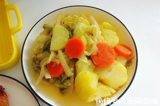 天冷了,三餐都要认真做,晒下我家的晚餐,两口人的餐桌,温暖!