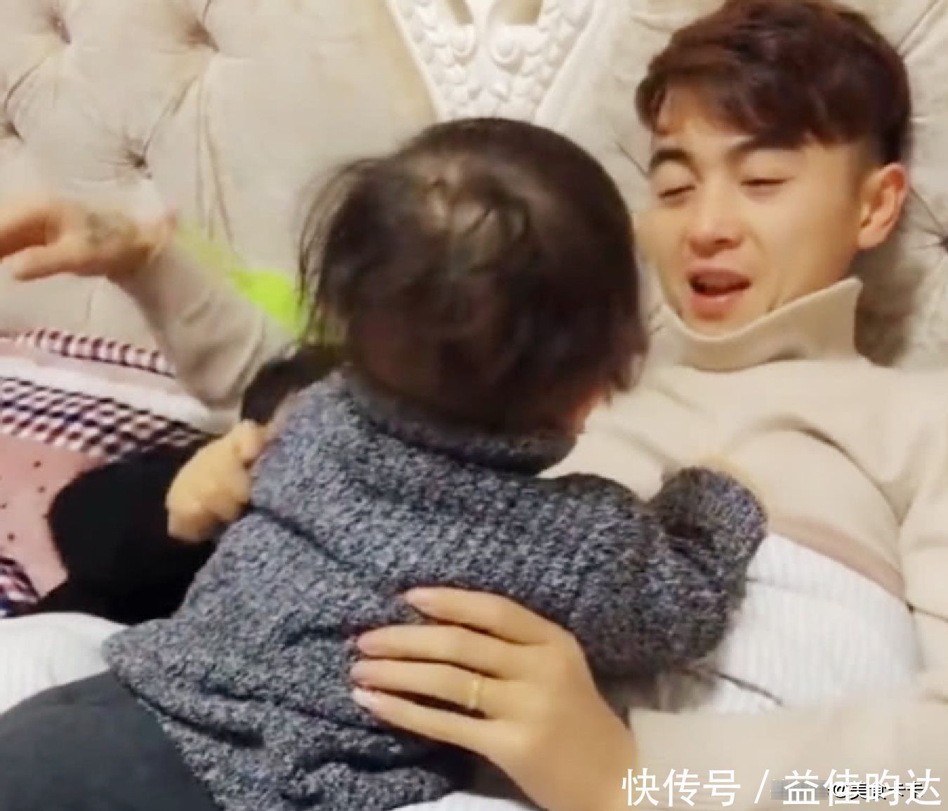 画风|自从生了小情人,每次哄哥哥睡觉都是这种画风,网友:心疼哥哥